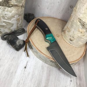 A skinner knife with a wooden and green handle